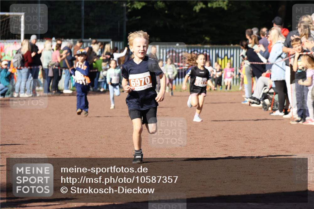 27.09.2026 - 35. Volkslauf durch das schöne Alstertal Strokosch-Dieckow http://msf.ph/oto/10587357 27.09.2026 10:42:34 Ziel 6970 meine-sportfotos.de