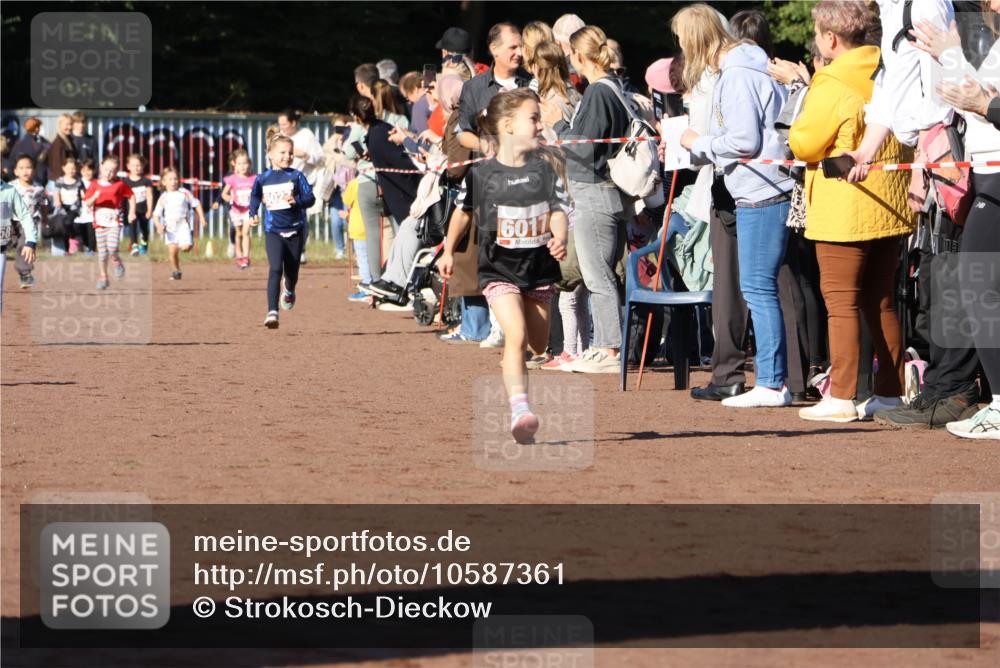 27.09.2026 - 35. Volkslauf durch das schöne Alstertal Strokosch-Dieckow http://msf.ph/oto/10587361 27.09.2026 10:42:38 Ziel 6022, 6017 meine-sportfotos.de