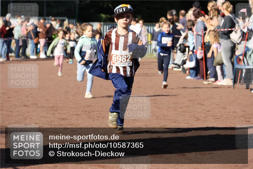 27.09.2026 - 35. Volkslauf durch das schöne Alstertal Strokosch-Dieckow http://msf.ph/oto/10587365 27.09.2026 10:42:42 Ziel 6982 meine-sportfotos.de