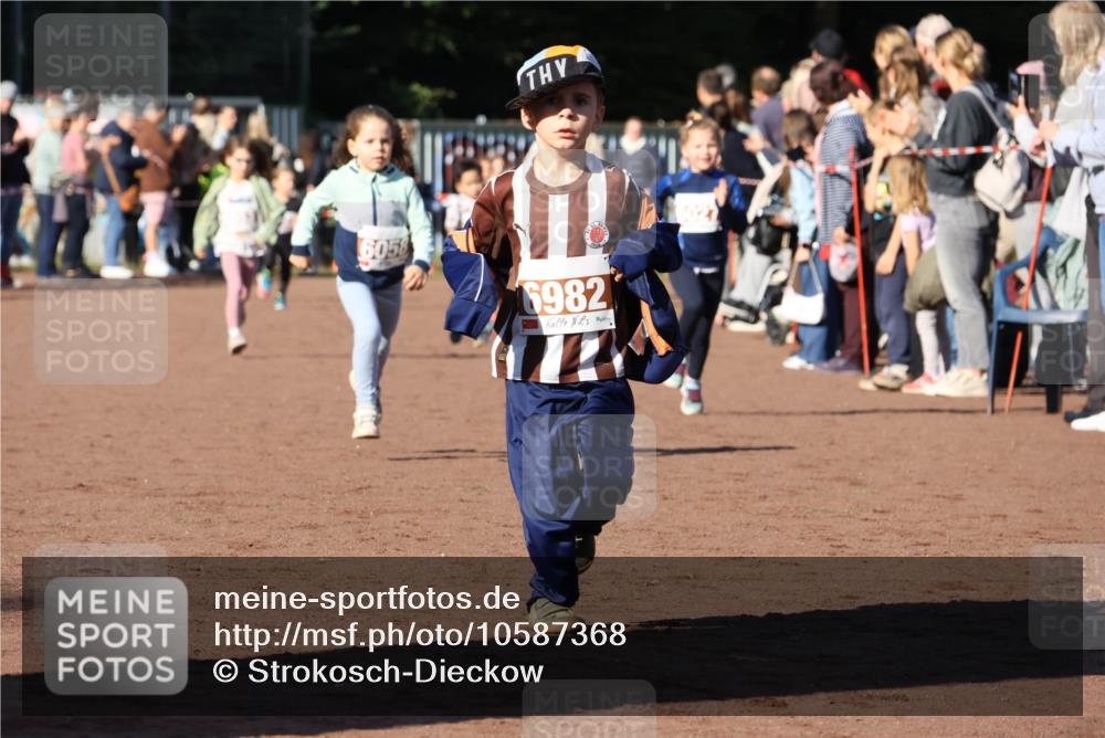 27.09.2026 - 35. Volkslauf durch das schöne Alstertal Strokosch-Dieckow http://msf.ph/oto/10587368 27.09.2026 10:42:42 Ziel 6056, 6982 meine-sportfotos.de