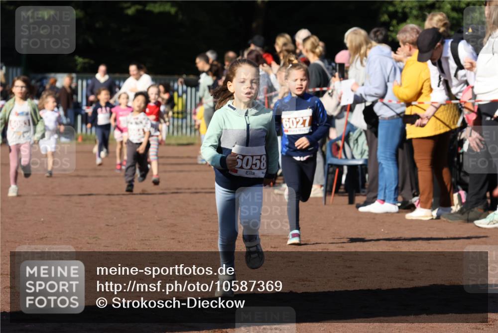27.09.2026 - 35. Volkslauf durch das schöne Alstertal Strokosch-Dieckow http://msf.ph/oto/10587369 27.09.2026 10:42:45 Ziel 6058, 6027 meine-sportfotos.de