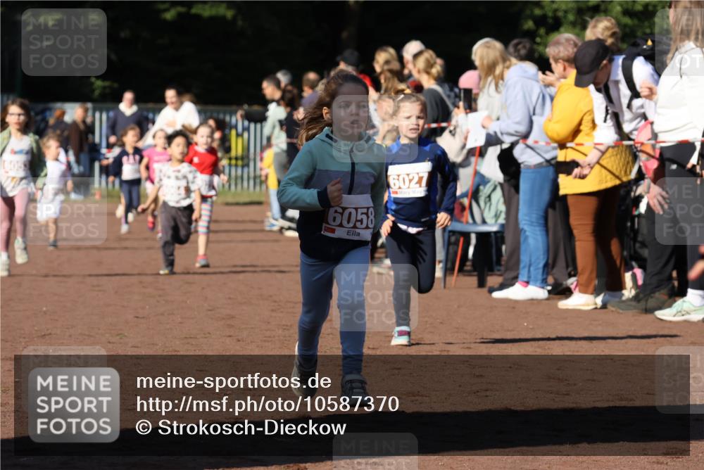 27.09.2026 - 35. Volkslauf durch das schöne Alstertal Strokosch-Dieckow http://msf.ph/oto/10587370 27.09.2026 10:42:45 Ziel 6058, 6027 meine-sportfotos.de