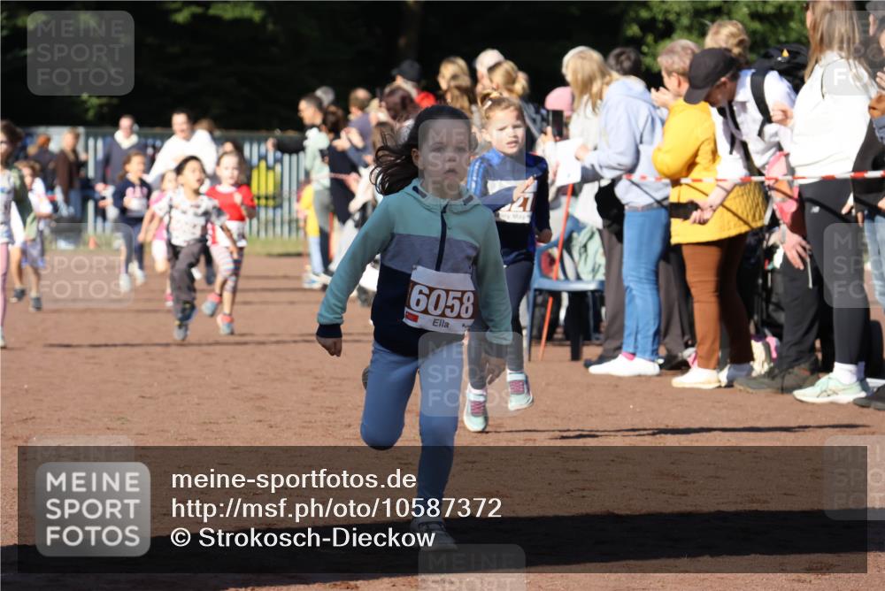 27.09.2026 - 35. Volkslauf durch das schöne Alstertal Strokosch-Dieckow http://msf.ph/oto/10587372 27.09.2026 10:42:45 Ziel 6058 meine-sportfotos.de