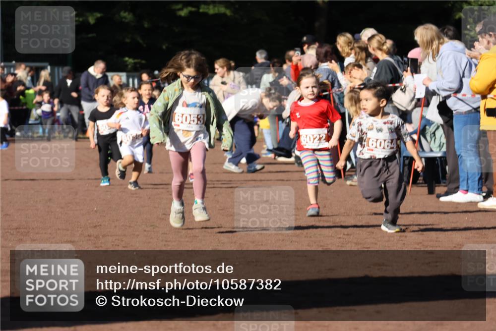 27.09.2026 - 35. Volkslauf durch das schöne Alstertal Strokosch-Dieckow http://msf.ph/oto/10587382 27.09.2026 10:42:48 Ziel 6053, 6022, 6064 meine-sportfotos.de