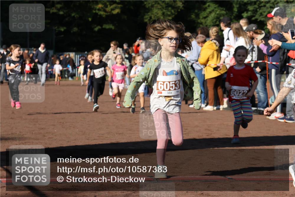 27.09.2026 - 35. Volkslauf durch das schöne Alstertal Strokosch-Dieckow http://msf.ph/oto/10587383 27.09.2026 10:42:51 Ziel 6053, 6022 meine-sportfotos.de