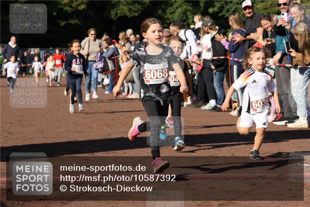 27.09.2026 - 35. Volkslauf durch das schöne Alstertal Strokosch-Dieckow http://msf.ph/oto/10587392 27.09.2026 10:42:55 Ziel 057, 6068, 04, 6036 meine-sportfotos.de