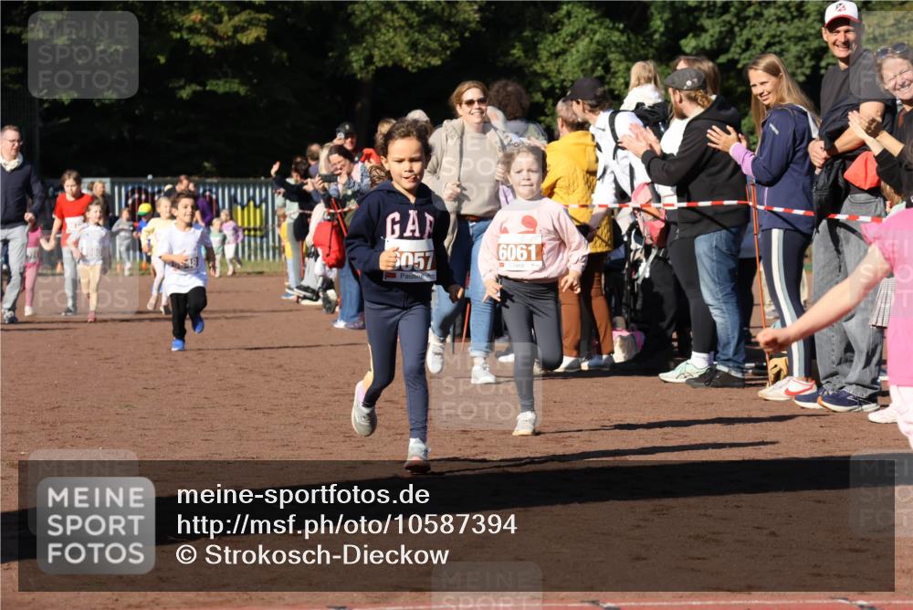 27.09.2026 - 35. Volkslauf durch das schöne Alstertal Strokosch-Dieckow http://msf.ph/oto/10587394 27.09.2026 10:42:57 Ziel 48, 5057, 6061 meine-sportfotos.de
