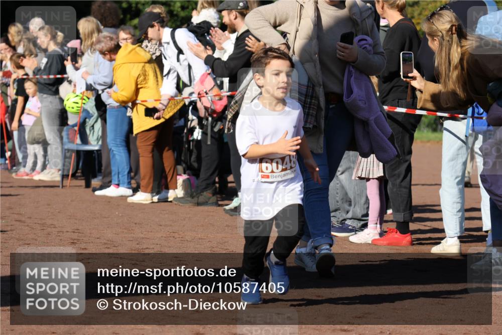 27.09.2026 - 35. Volkslauf durch das schöne Alstertal Strokosch-Dieckow http://msf.ph/oto/10587405 27.09.2026 10:43:02 Ziel 6048 meine-sportfotos.de
