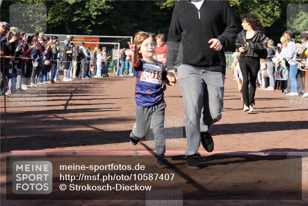 27.09.2026 - 35. Volkslauf durch das schöne Alstertal Strokosch-Dieckow http://msf.ph/oto/10587407 27.09.2026 10:43:04 Ziel 975, 6015 meine-sportfotos.de