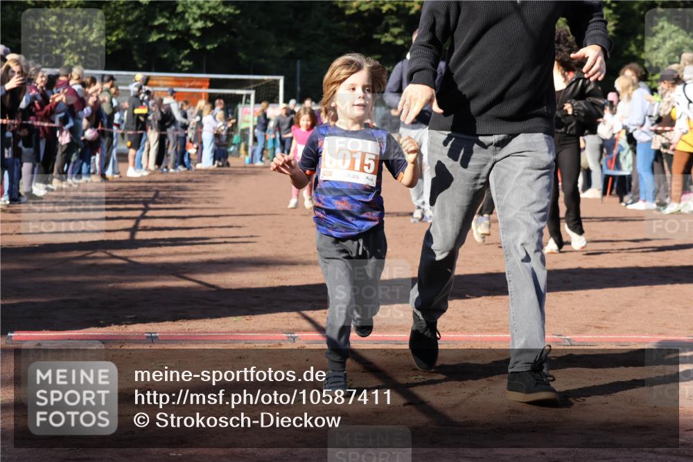 27.09.2026 - 35. Volkslauf durch das schöne Alstertal Strokosch-Dieckow http://msf.ph/oto/10587411 27.09.2026 10:43:04 Ziel 6015 meine-sportfotos.de
