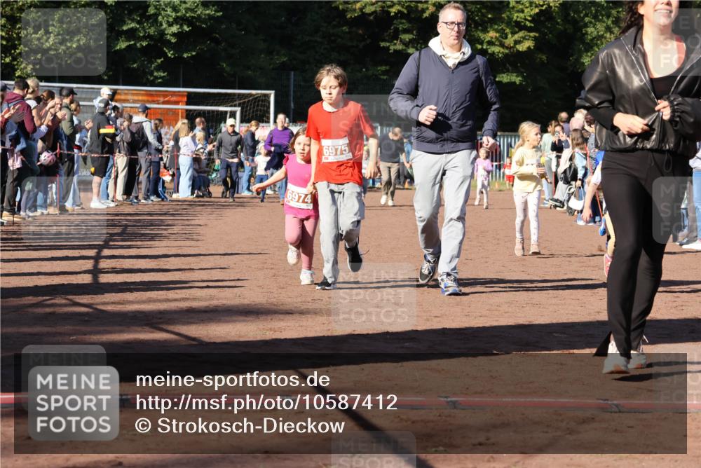 27.09.2026 - 35. Volkslauf durch das schöne Alstertal Strokosch-Dieckow http://msf.ph/oto/10587412 27.09.2026 10:43:06 Ziel 6974, 6975 meine-sportfotos.de
