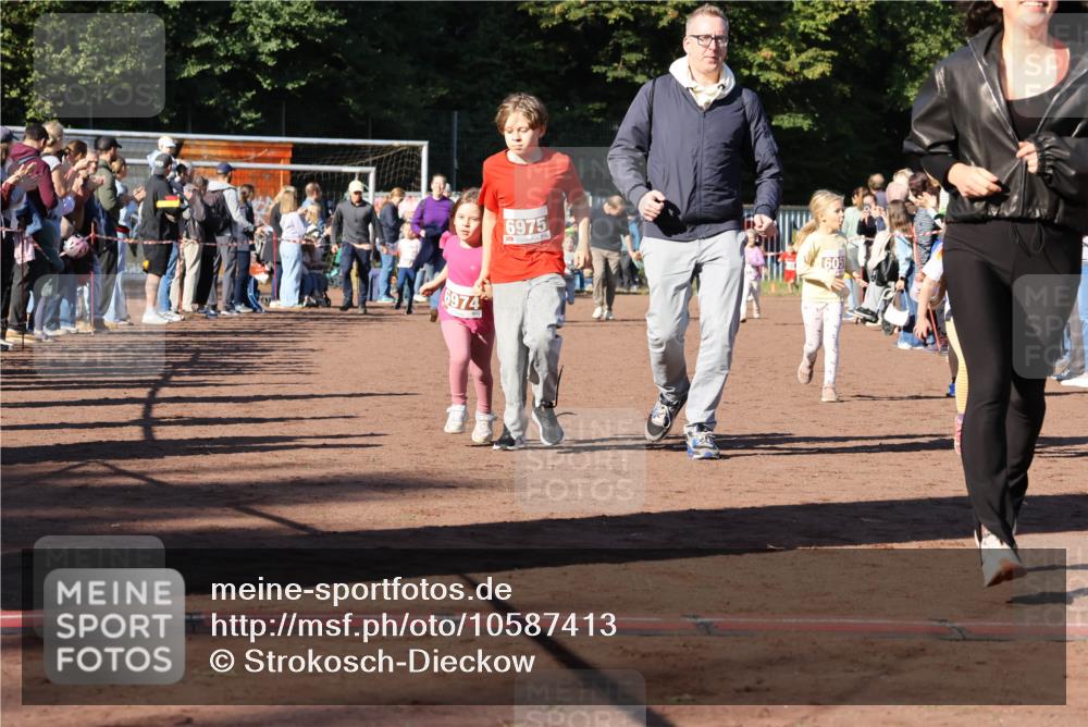 27.09.2026 - 35. Volkslauf durch das schöne Alstertal Strokosch-Dieckow http://msf.ph/oto/10587413 27.09.2026 10:43:06 Ziel 6974, 6975, 605 meine-sportfotos.de