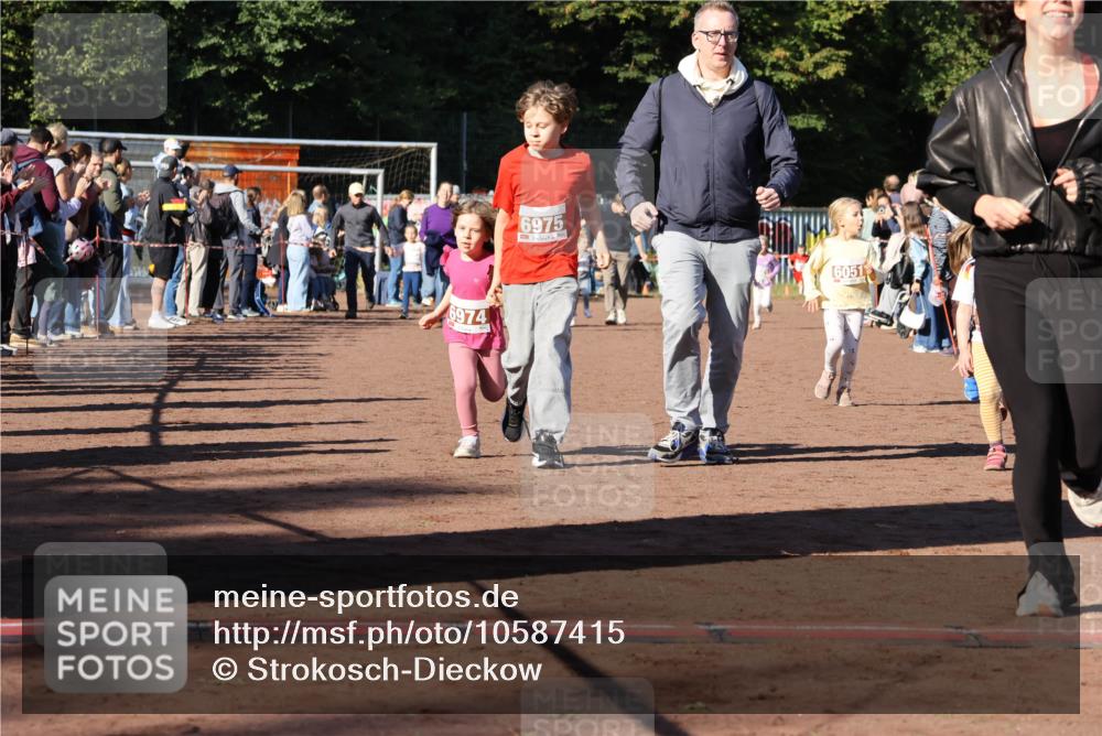 27.09.2026 - 35. Volkslauf durch das schöne Alstertal Strokosch-Dieckow http://msf.ph/oto/10587415 27.09.2026 10:43:06 Ziel 6974, 6975, 6051 meine-sportfotos.de