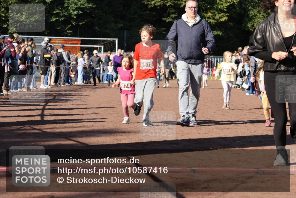 27.09.2026 - 35. Volkslauf durch das schöne Alstertal Strokosch-Dieckow http://msf.ph/oto/10587416 27.09.2026 10:43:06 Ziel 6974, 6975, 6051 meine-sportfotos.de