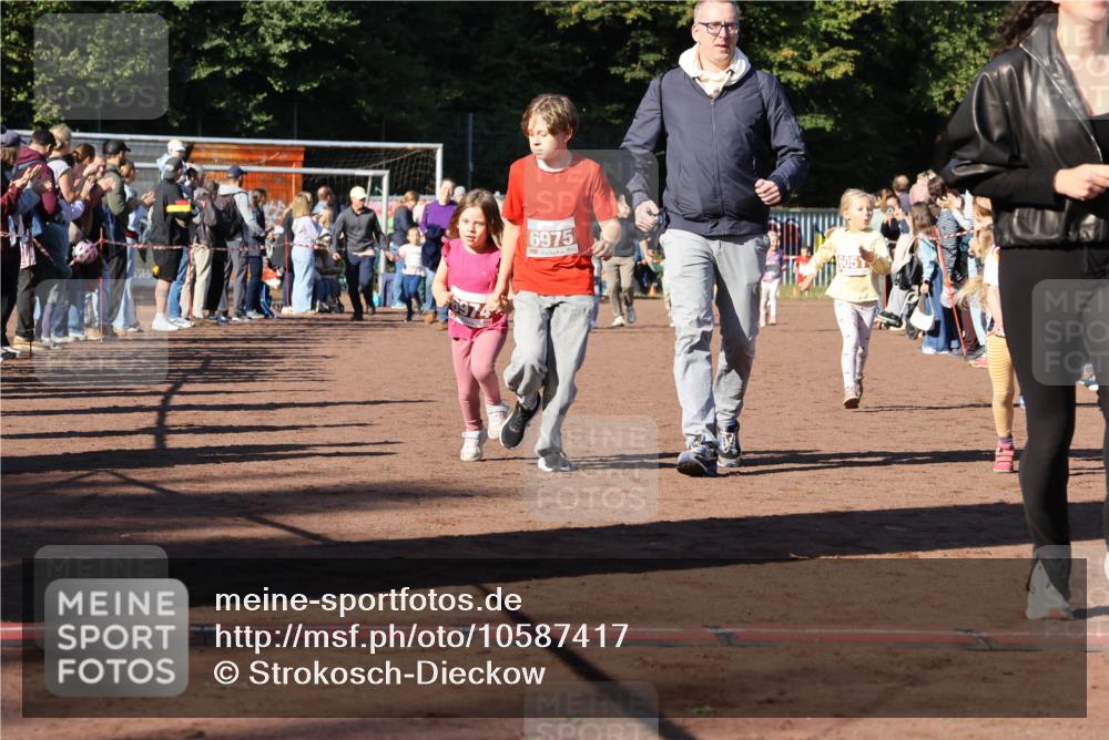 27.09.2026 - 35. Volkslauf durch das schöne Alstertal Strokosch-Dieckow http://msf.ph/oto/10587417 27.09.2026 10:43:06 Ziel 6975, 6051 meine-sportfotos.de