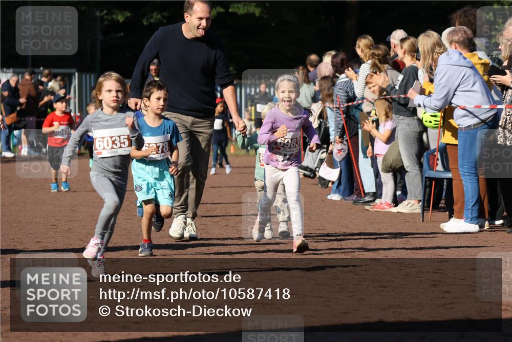 27.09.2026 - 35. Volkslauf durch das schöne Alstertal Strokosch-Dieckow http://msf.ph/oto/10587418 27.09.2026 10:43:18 Ziel 6035, 278, 6983 meine-sportfotos.de