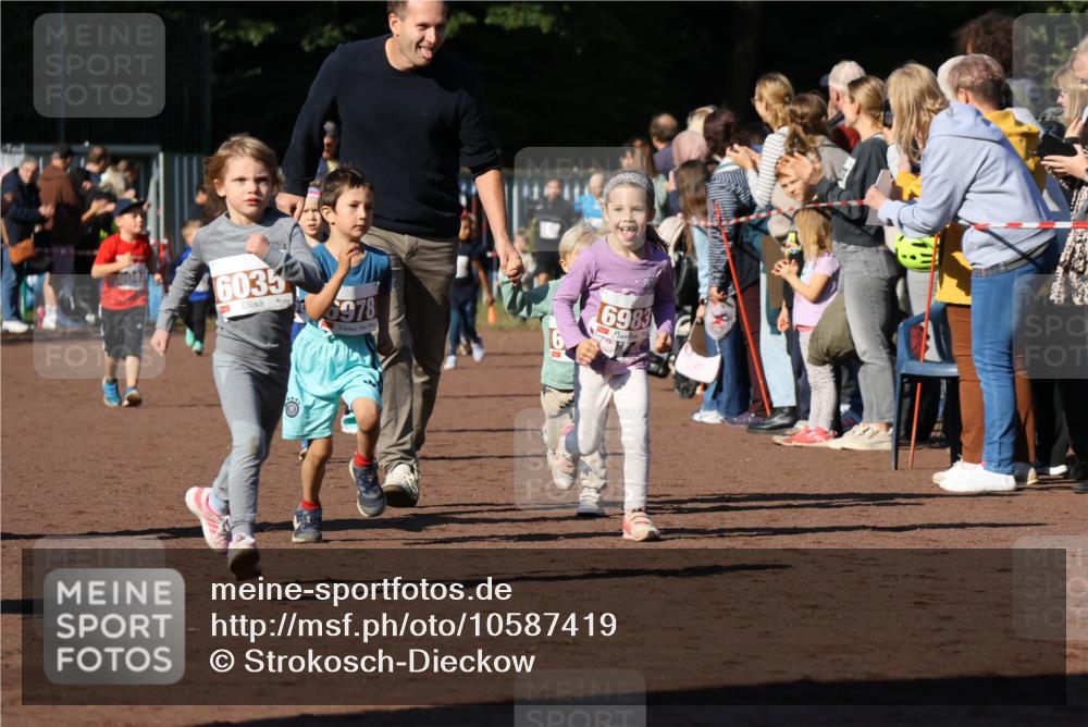 27.09.2026 - 35. Volkslauf durch das schöne Alstertal Strokosch-Dieckow http://msf.ph/oto/10587419 27.09.2026 10:43:18 Ziel 604, 6035, 6978, 6, 6983 meine-sportfotos.de