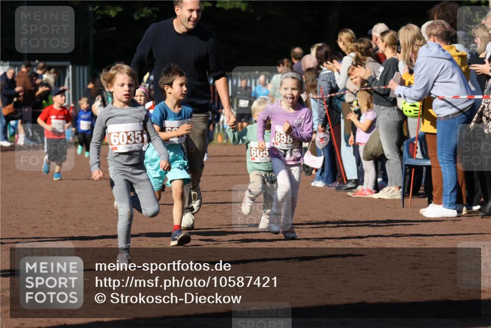 27.09.2026 - 35. Volkslauf durch das schöne Alstertal Strokosch-Dieckow http://msf.ph/oto/10587421 27.09.2026 10:43:18 Ziel 6035, 605, 698 meine-sportfotos.de