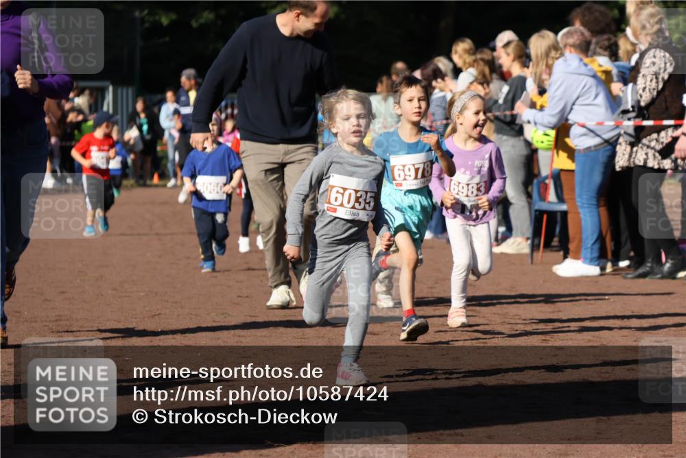 27.09.2026 - 35. Volkslauf durch das schöne Alstertal Strokosch-Dieckow http://msf.ph/oto/10587424 27.09.2026 10:43:19 Ziel 6060, 16035, 6978, 6983 meine-sportfotos.de