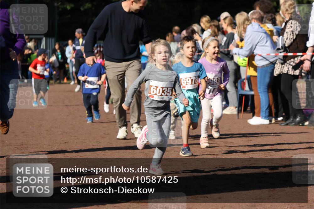 27.09.2026 - 35. Volkslauf durch das schöne Alstertal Strokosch-Dieckow http://msf.ph/oto/10587425 27.09.2026 10:43:19 Ziel 6035, 6978, 983 meine-sportfotos.de