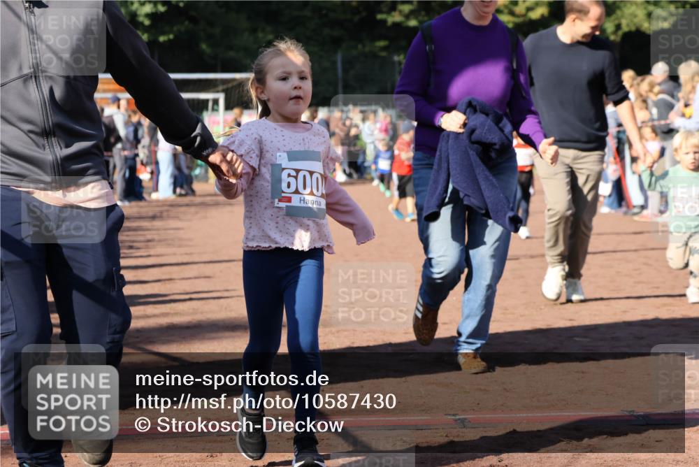 27.09.2026 - 35. Volkslauf durch das schöne Alstertal Strokosch-Dieckow http://msf.ph/oto/10587430 27.09.2026 10:43:21 Ziel 600 meine-sportfotos.de