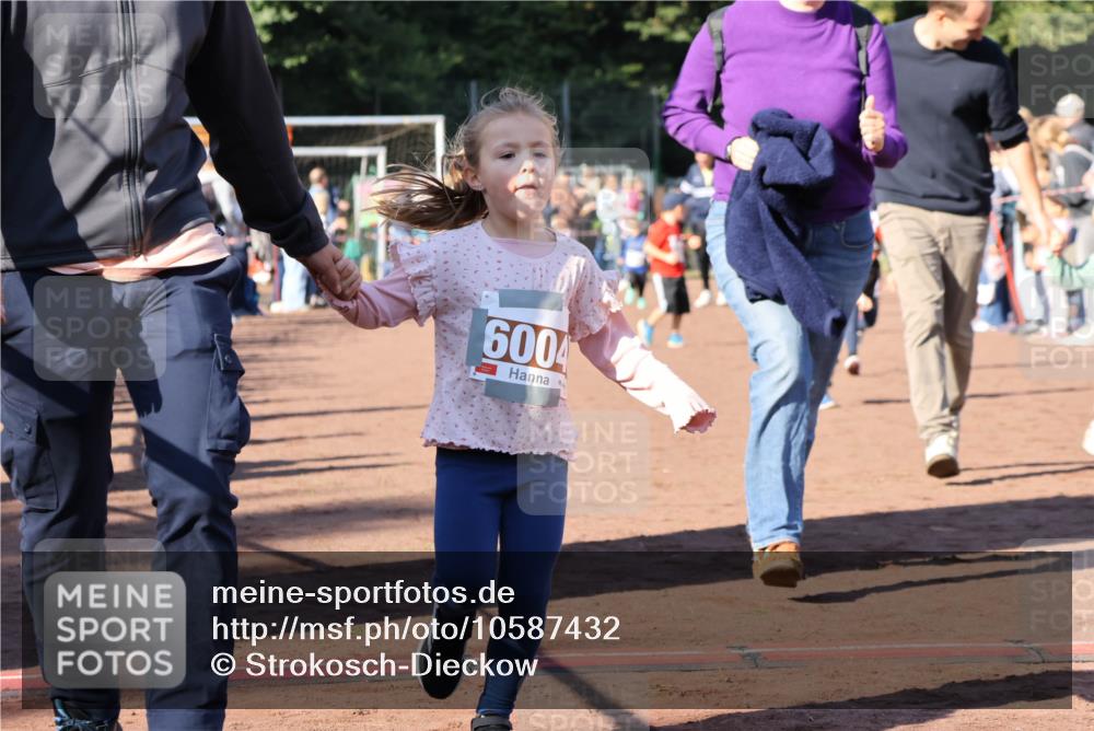27.09.2026 - 35. Volkslauf durch das schöne Alstertal Strokosch-Dieckow http://msf.ph/oto/10587432 27.09.2026 10:43:21 Ziel 6004 meine-sportfotos.de