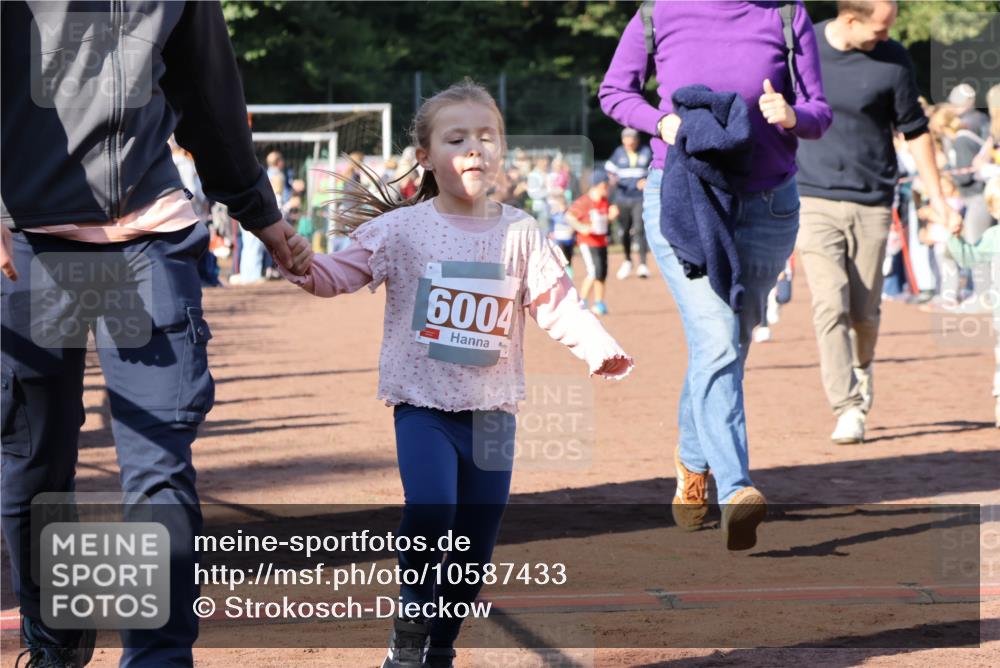 27.09.2026 - 35. Volkslauf durch das schöne Alstertal Strokosch-Dieckow http://msf.ph/oto/10587433 27.09.2026 10:43:21 Ziel 6004 meine-sportfotos.de