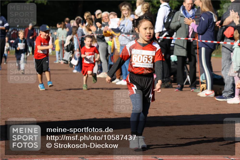 27.09.2026 - 35. Volkslauf durch das schöne Alstertal Strokosch-Dieckow http://msf.ph/oto/10587437 27.09.2026 10:43:26 Ziel 6063 meine-sportfotos.de