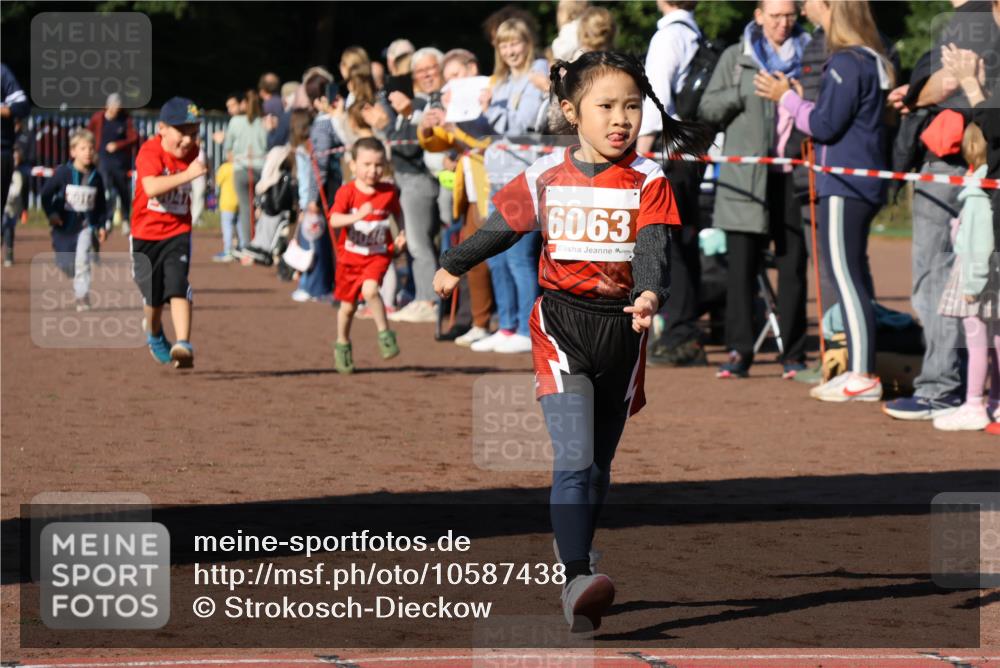 27.09.2026 - 35. Volkslauf durch das schöne Alstertal Strokosch-Dieckow http://msf.ph/oto/10587438 27.09.2026 10:43:26 Ziel 6063 meine-sportfotos.de