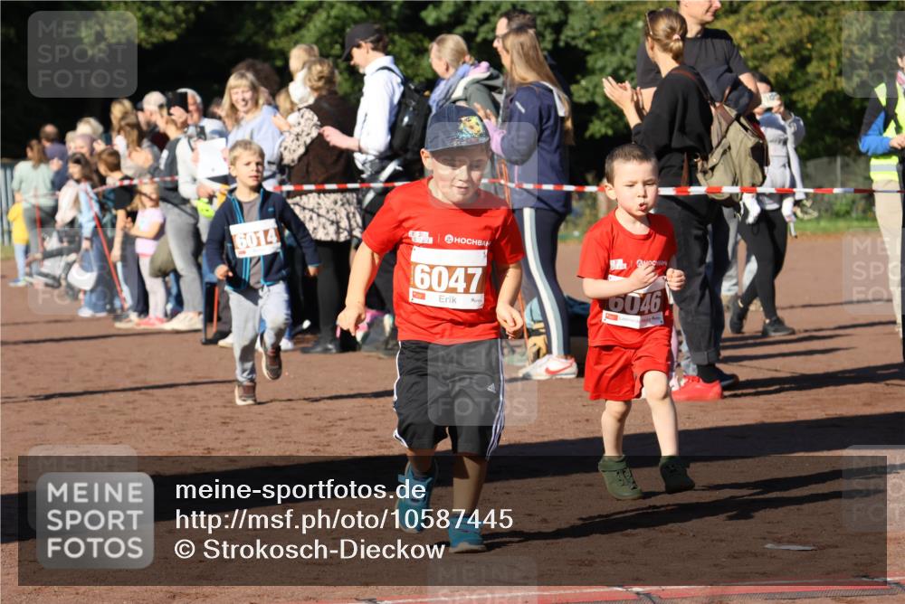 27.09.2026 - 35. Volkslauf durch das schöne Alstertal Strokosch-Dieckow http://msf.ph/oto/10587445 27.09.2026 10:43:30 Ziel 6014, 6047, 6046 meine-sportfotos.de
