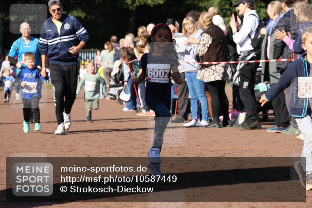 27.09.2026 - 35. Volkslauf durch das schöne Alstertal Strokosch-Dieckow http://msf.ph/oto/10587449 27.09.2026 10:43:32 Ziel 6002, 60 meine-sportfotos.de