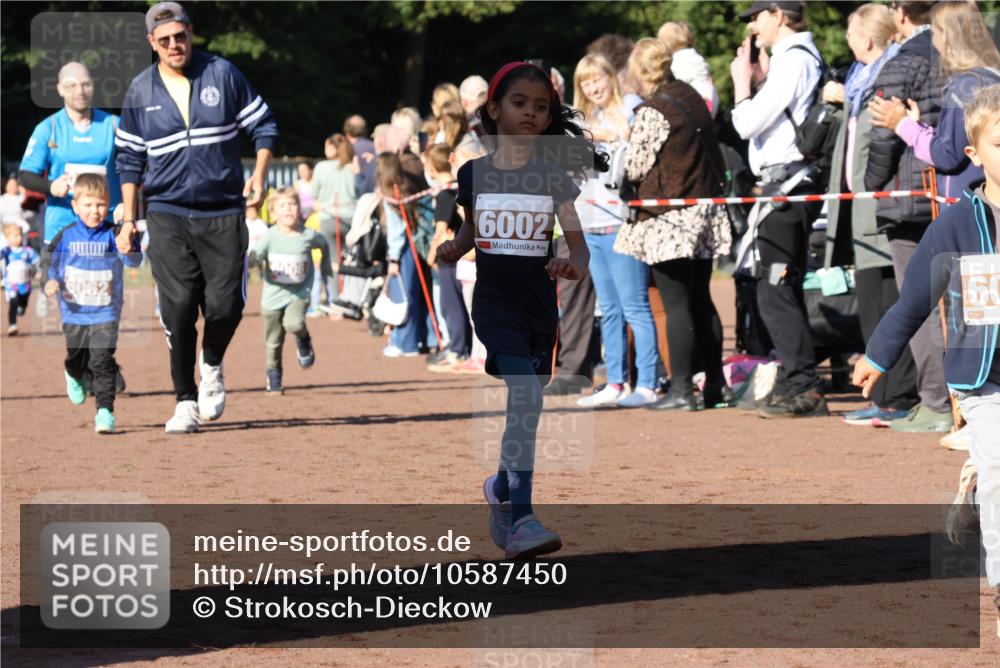 27.09.2026 - 35. Volkslauf durch das schöne Alstertal Strokosch-Dieckow http://msf.ph/oto/10587450 27.09.2026 10:43:32 Ziel 6062, 6002 meine-sportfotos.de
