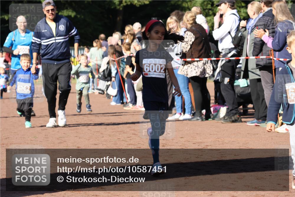 27.09.2026 - 35. Volkslauf durch das schöne Alstertal Strokosch-Dieckow http://msf.ph/oto/10587451 27.09.2026 10:43:33 Ziel 7006, 6002, 2909, 6 meine-sportfotos.de