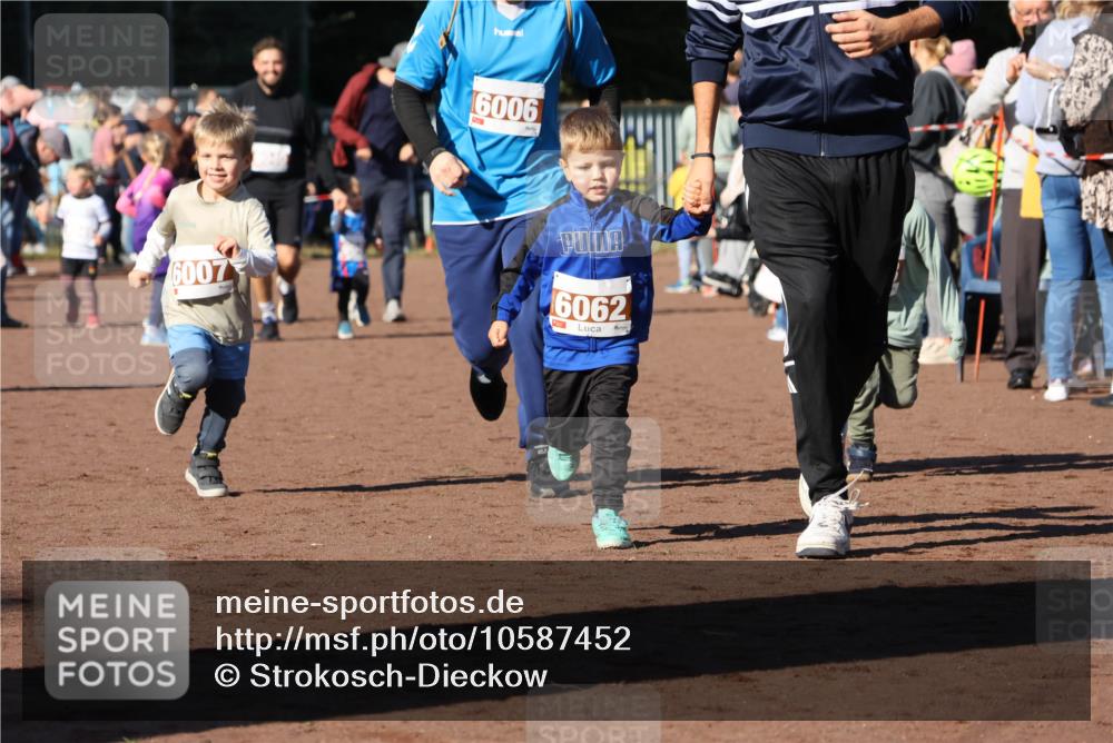 27.09.2026 - 35. Volkslauf durch das schöne Alstertal Strokosch-Dieckow http://msf.ph/oto/10587452 27.09.2026 10:43:35 Ziel 6006, 6007, 6062 meine-sportfotos.de