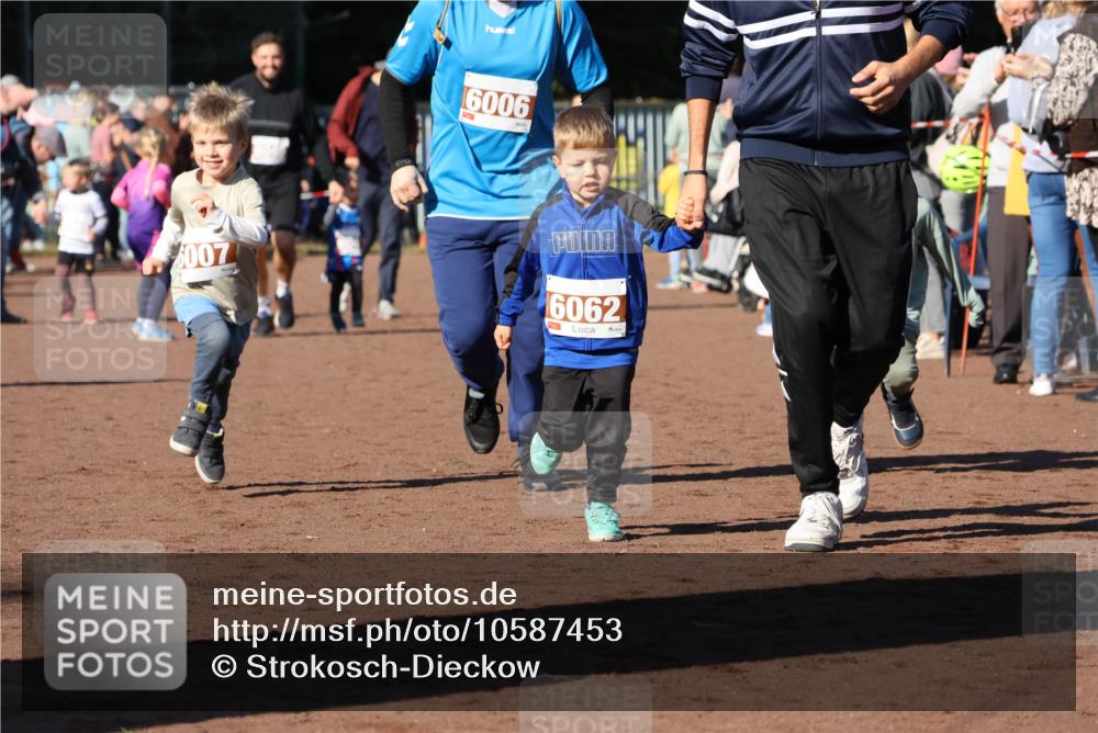 27.09.2026 - 35. Volkslauf durch das schöne Alstertal Strokosch-Dieckow http://msf.ph/oto/10587453 27.09.2026 10:43:36 Ziel 6007, 6006, 6062, 1 meine-sportfotos.de