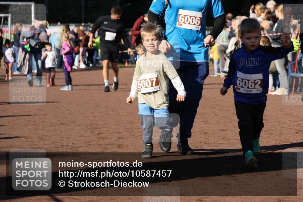27.09.2026 - 35. Volkslauf durch das schöne Alstertal Strokosch-Dieckow http://msf.ph/oto/10587457 27.09.2026 10:43:37 Ziel 6006, 6007, 6062 meine-sportfotos.de