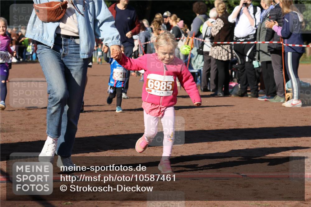 27.09.2026 - 35. Volkslauf durch das schöne Alstertal Strokosch-Dieckow http://msf.ph/oto/10587461 27.09.2026 10:43:44 Ziel 032, 6041, 6985 meine-sportfotos.de