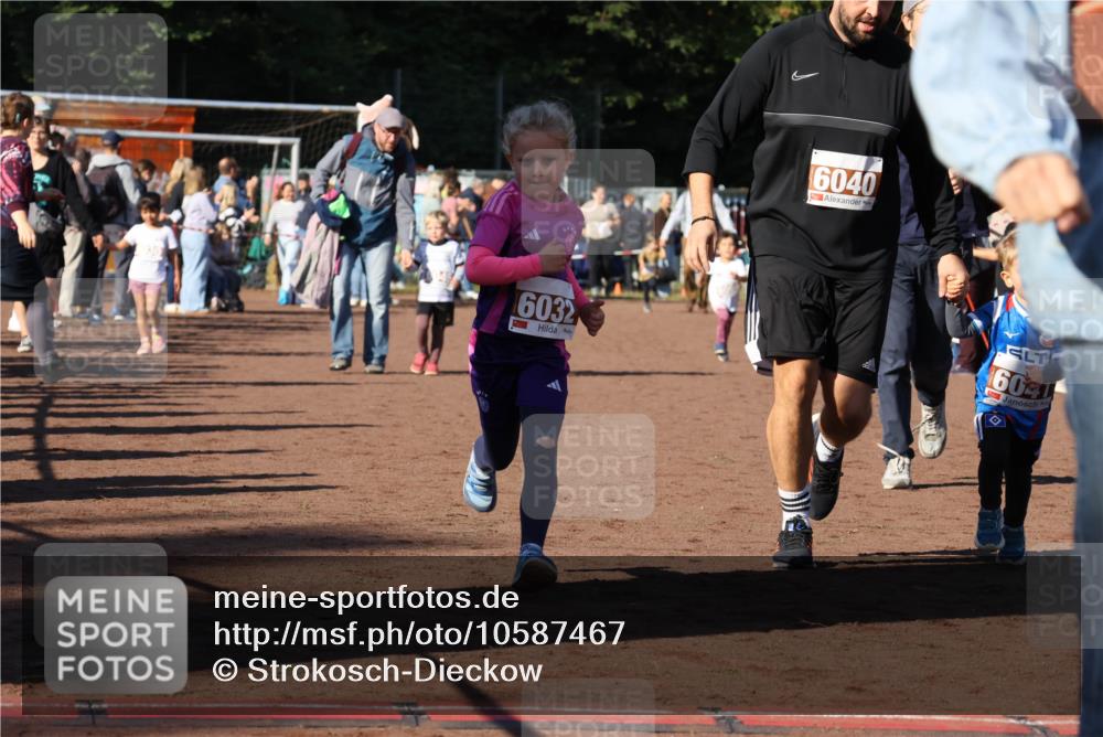27.09.2026 - 35. Volkslauf durch das schöne Alstertal Strokosch-Dieckow http://msf.ph/oto/10587467 27.09.2026 10:43:46 Ziel 6032, 6040, 6041 meine-sportfotos.de