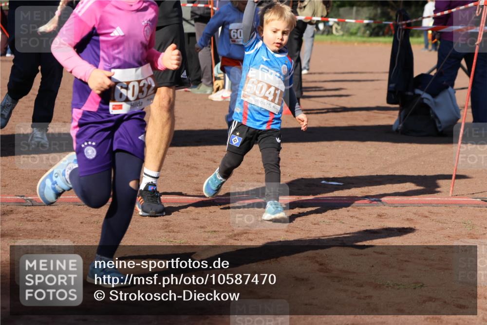 27.09.2026 - 35. Volkslauf durch das schöne Alstertal Strokosch-Dieckow http://msf.ph/oto/10587470 27.09.2026 10:43:48 Ziel 603, 60, 40, 6041 meine-sportfotos.de