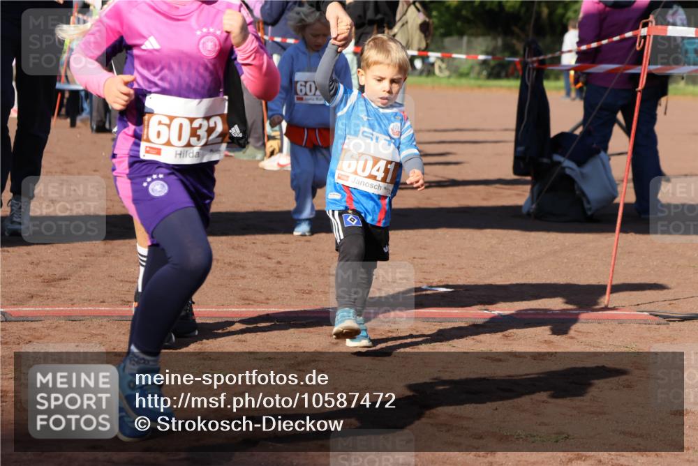 27.09.2026 - 35. Volkslauf durch das schöne Alstertal Strokosch-Dieckow http://msf.ph/oto/10587472 27.09.2026 10:43:48 Ziel 6032, 60, 6041 meine-sportfotos.de