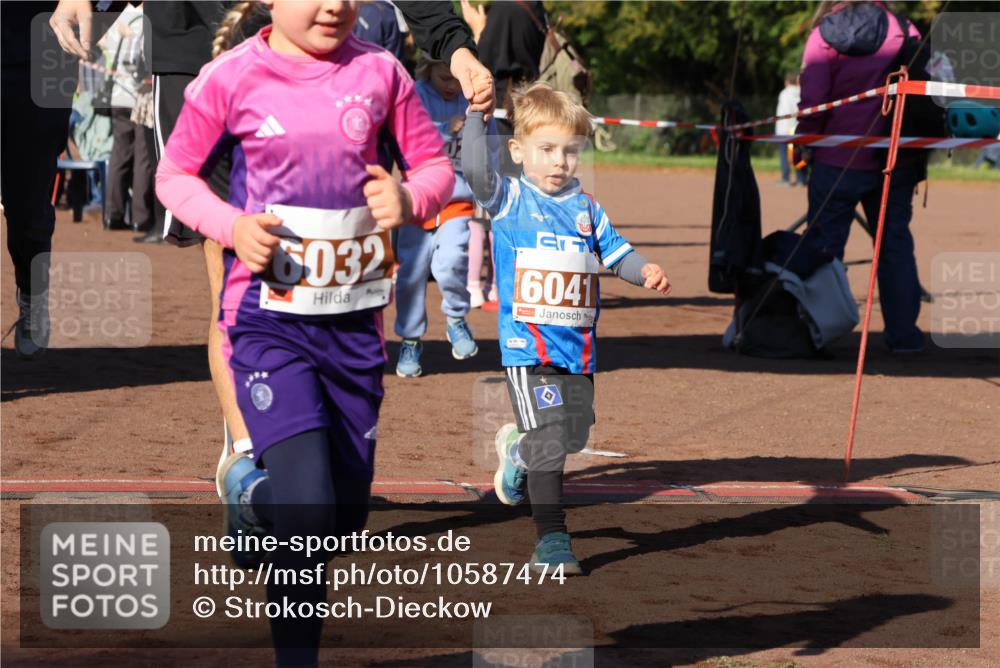 27.09.2026 - 35. Volkslauf durch das schöne Alstertal Strokosch-Dieckow http://msf.ph/oto/10587474 27.09.2026 10:43:48 Ziel 6032, 6041 meine-sportfotos.de