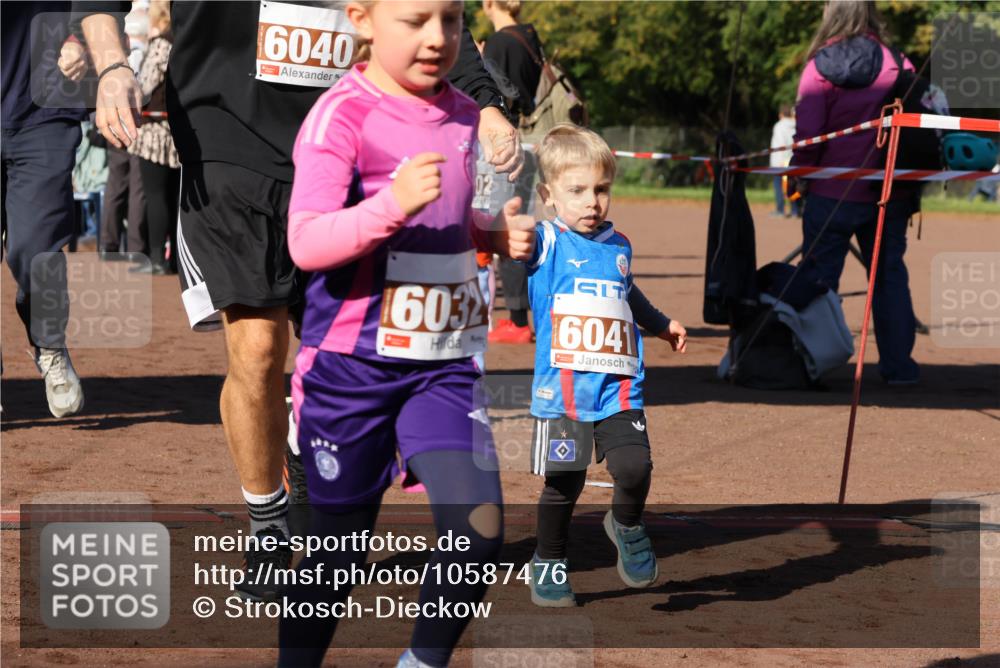 27.09.2026 - 35. Volkslauf durch das schöne Alstertal Strokosch-Dieckow http://msf.ph/oto/10587476 27.09.2026 10:43:48 Ziel 6040, 603, 6041 meine-sportfotos.de