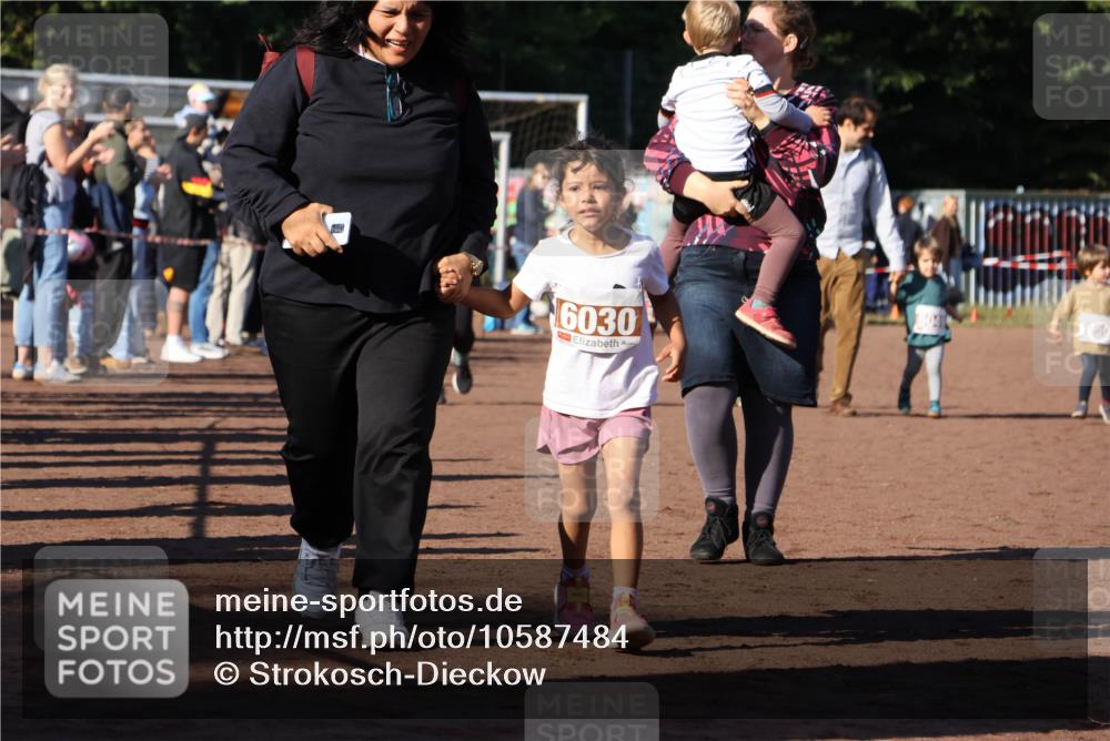 27.09.2026 - 35. Volkslauf durch das schöne Alstertal Strokosch-Dieckow http://msf.ph/oto/10587484 27.09.2026 10:43:59 Ziel 6030, 3050 meine-sportfotos.de