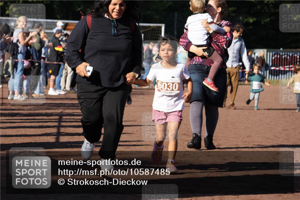 27.09.2026 - 35. Volkslauf durch das schöne Alstertal Strokosch-Dieckow http://msf.ph/oto/10587485 27.09.2026 10:43:59 Ziel 6030 meine-sportfotos.de