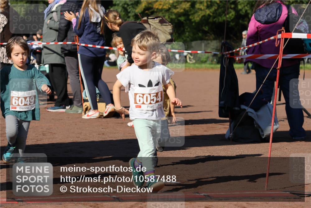 27.09.2026 - 35. Volkslauf durch das schöne Alstertal Strokosch-Dieckow http://msf.ph/oto/10587488 27.09.2026 10:44:10 Ziel 6049, 6054 meine-sportfotos.de