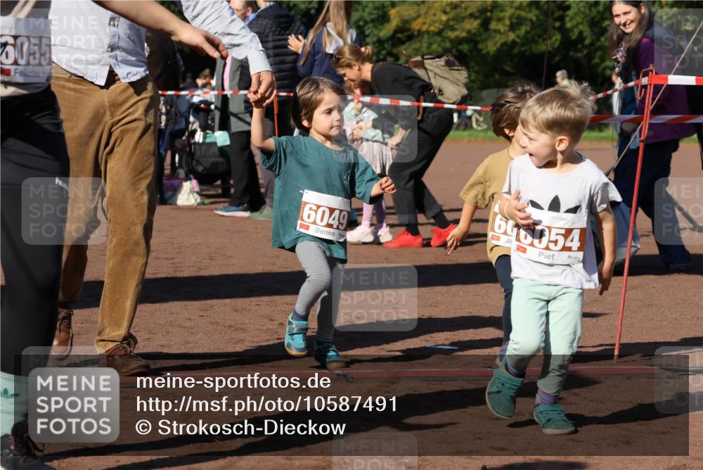 27.09.2026 - 35. Volkslauf durch das schöne Alstertal Strokosch-Dieckow http://msf.ph/oto/10587491 27.09.2026 10:44:11 Ziel 6055, 6049, 606054 meine-sportfotos.de
