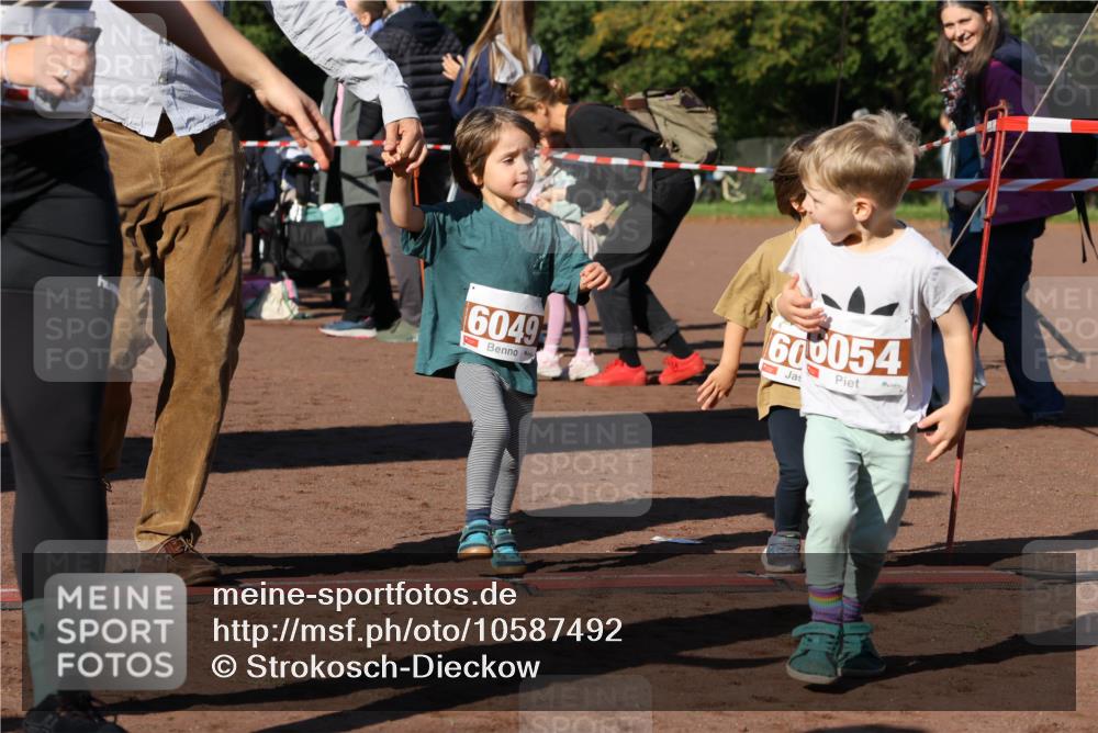 27.09.2026 - 35. Volkslauf durch das schöne Alstertal Strokosch-Dieckow http://msf.ph/oto/10587492 27.09.2026 10:44:11 Ziel 6049, 600054 meine-sportfotos.de