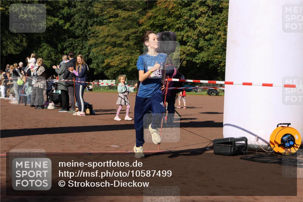 27.09.2026 - 35. Volkslauf durch das schöne Alstertal Strokosch-Dieckow http://msf.ph/oto/10587499 27.09.2026 10:44:24 Ziel 064, 5064 meine-sportfotos.de