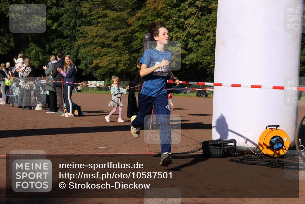 27.09.2026 - 35. Volkslauf durch das schöne Alstertal Strokosch-Dieckow http://msf.ph/oto/10587501 27.09.2026 10:44:24 Ziel 64, 5064 meine-sportfotos.de