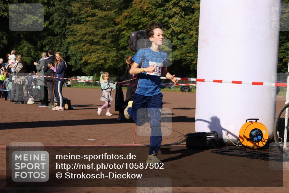 27.09.2026 - 35. Volkslauf durch das schöne Alstertal Strokosch-Dieckow http://msf.ph/oto/10587502 27.09.2026 10:44:24 Ziel 064, 5064 meine-sportfotos.de